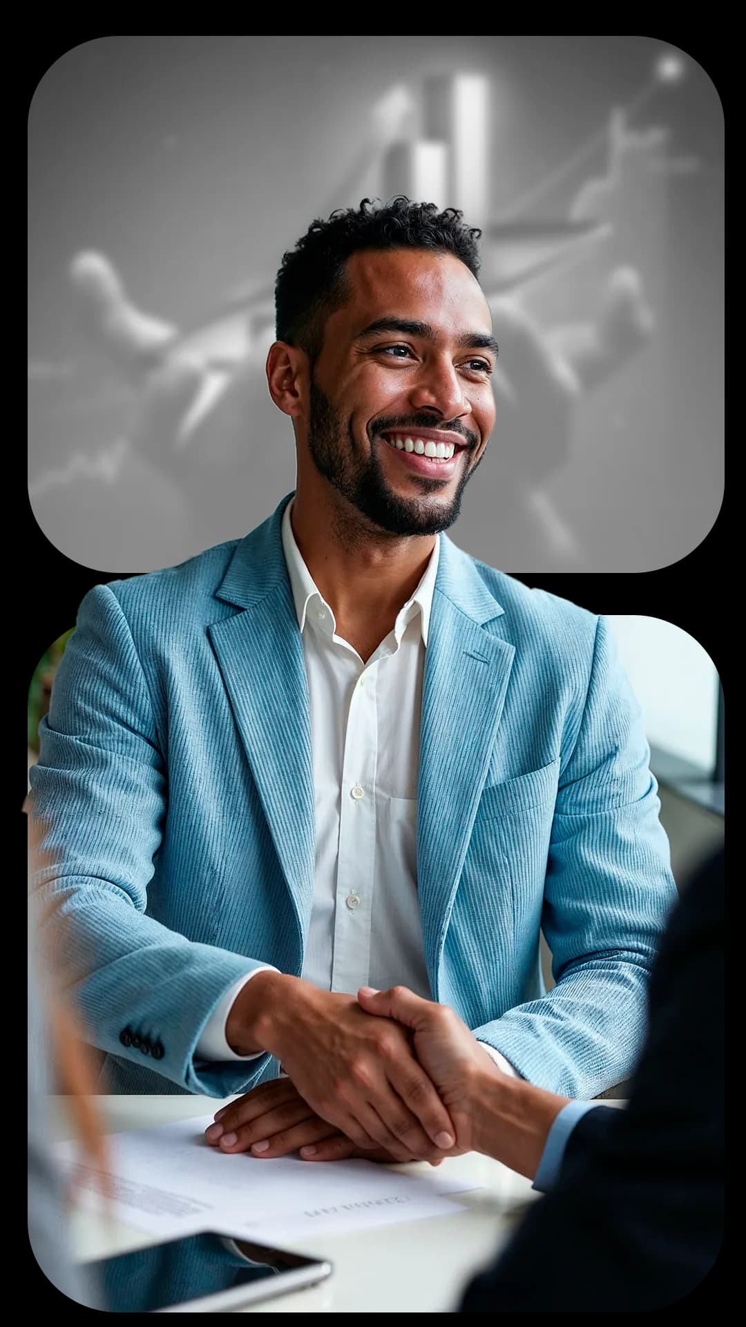 Consultor financeiro sorrindo durante uma reunião com cliente