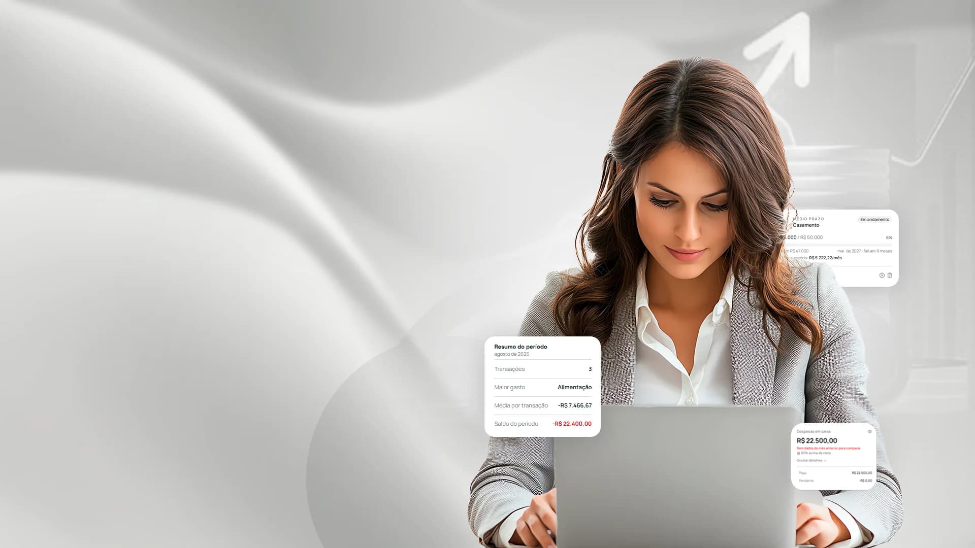 Mulher organizando as finanças no notebook, com cards de resumo do período, metas e despesas da Ankra